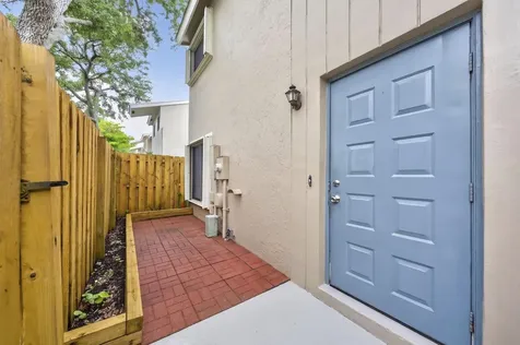 5182 S University Drive Davie FL 33328