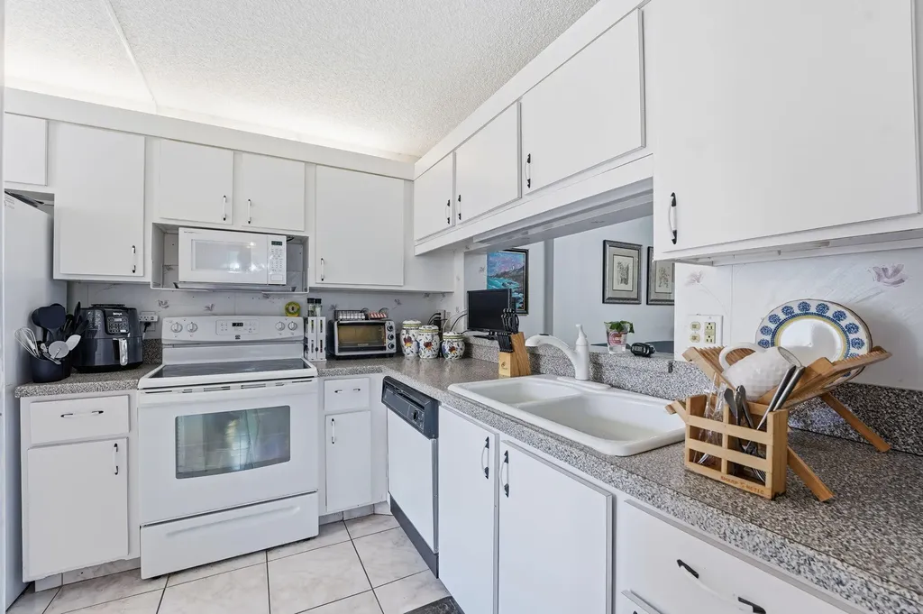 3146 Via Poinciana Lake Worth FL 33467