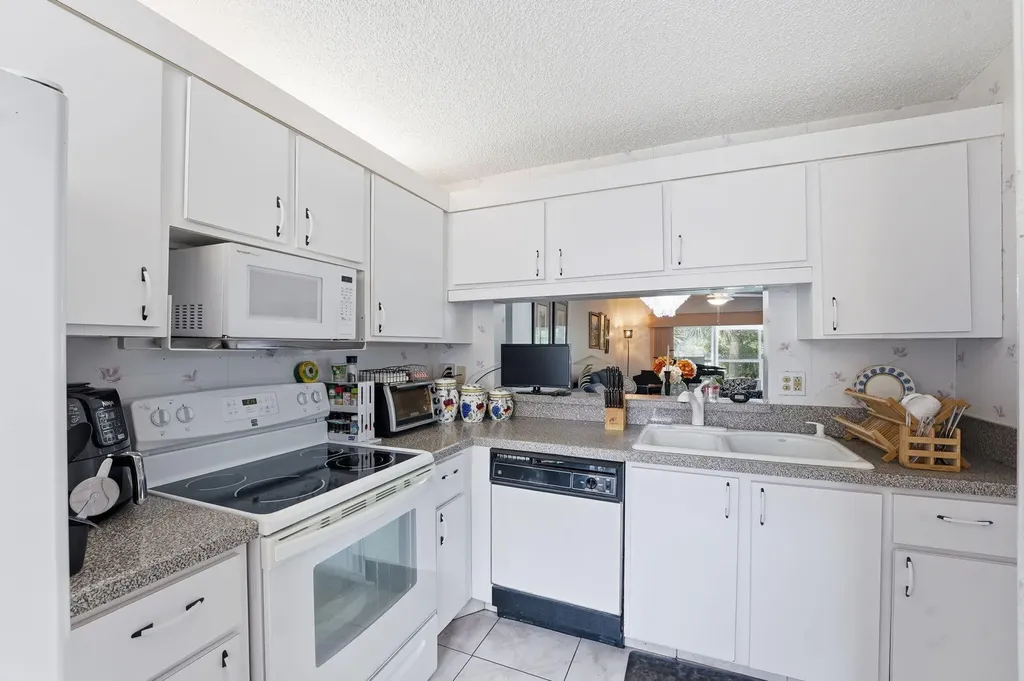 3146 Via Poinciana Lake Worth FL 33467