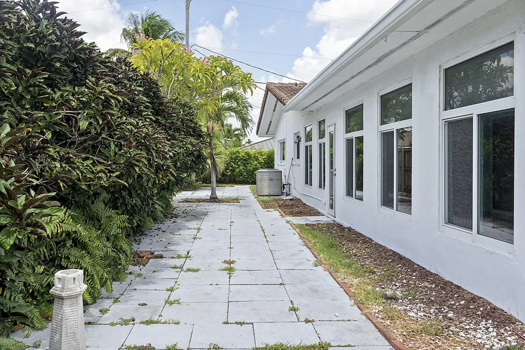 2910 NE 40th Court Lighthouse Point FL 33064