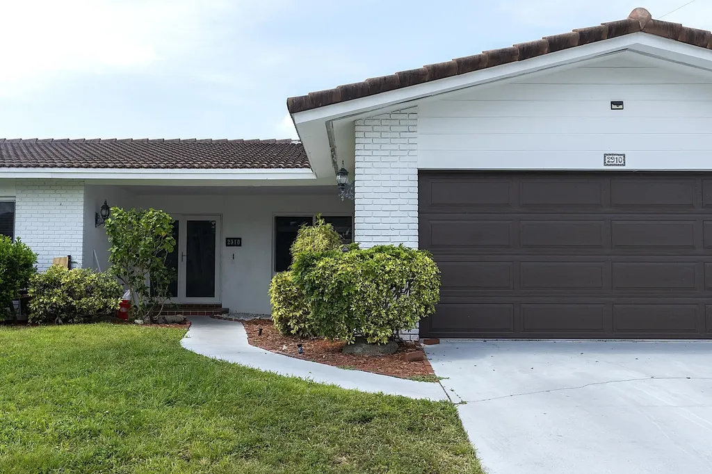 2910 NE 40th Court Lighthouse Point FL 33064