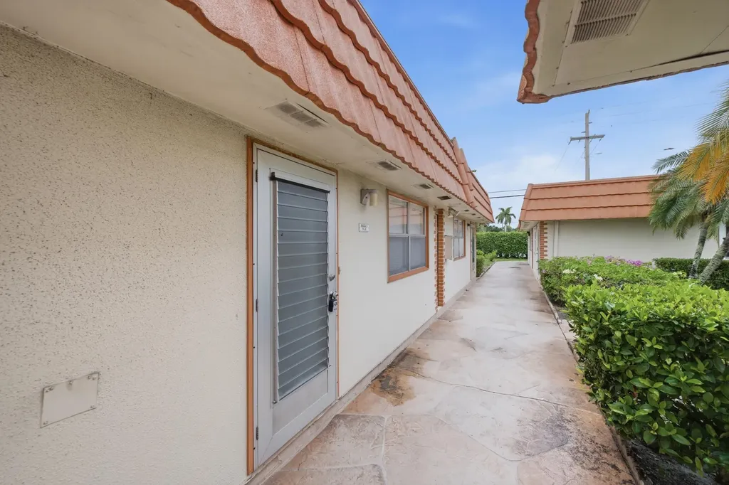 28 Seville 'B' Delray Beach FL 33446