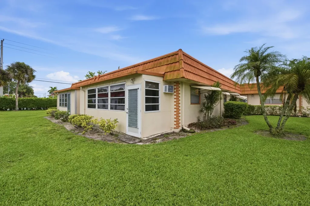28 Seville 'B' Delray Beach FL 33446