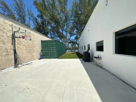 425 NW 10th Terrace Hallandale Beach FL