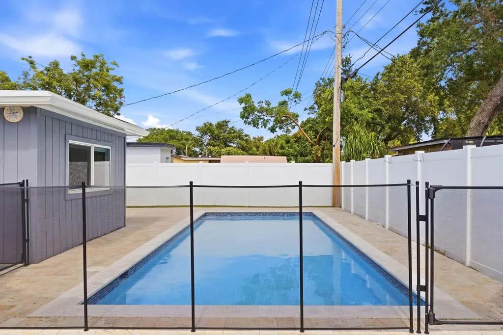 6444 Oak Street Hollywood FL 33024