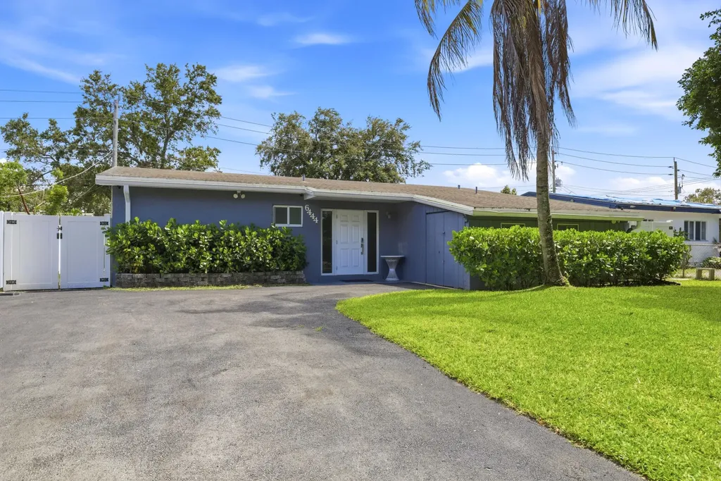 6444 Oak Street Hollywood FL 33024