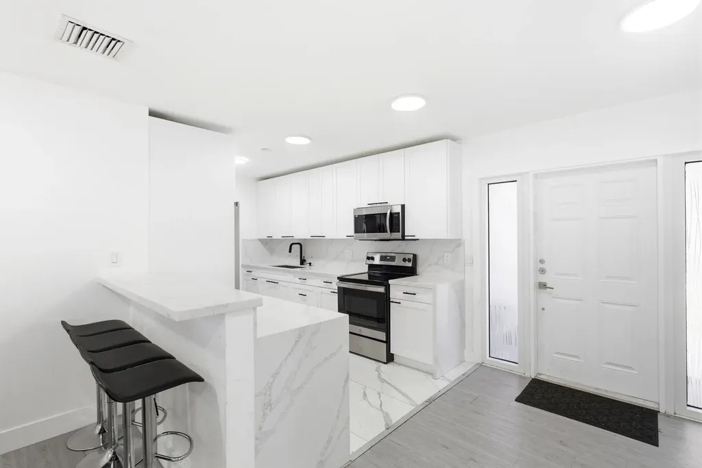 6444 Oak Street Hollywood FL 33024