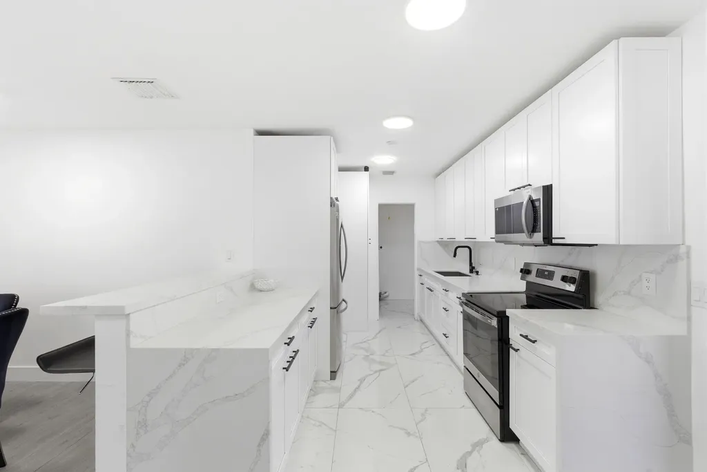 6444 Oak Street Hollywood FL 33024