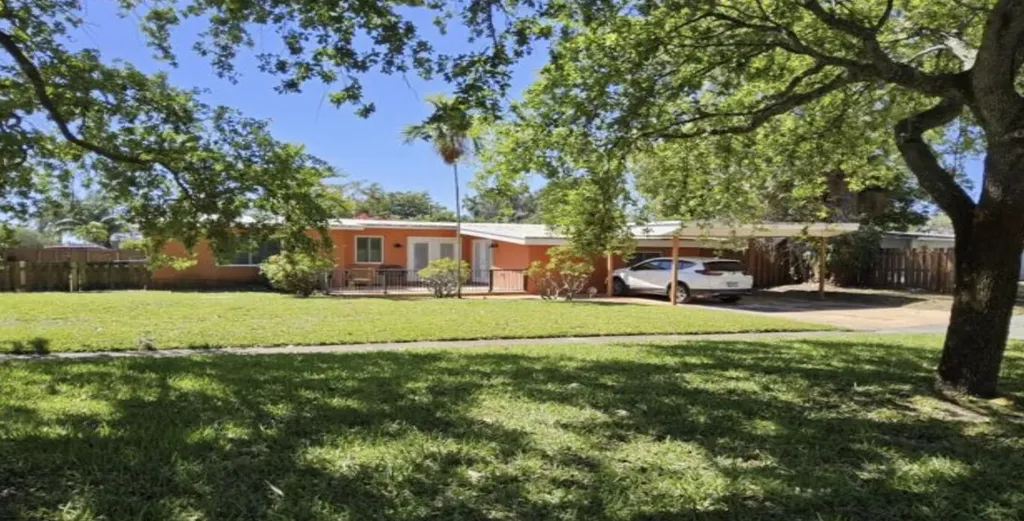 1101 E Country Club Circle Plantation FL 33317