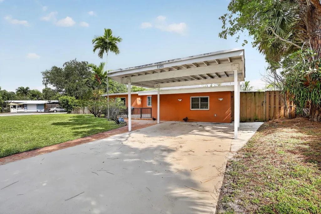 1101 E Country Club Circle Plantation FL 33317