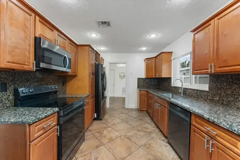 6515 SW 8th Place North Lauderdale FL 33068