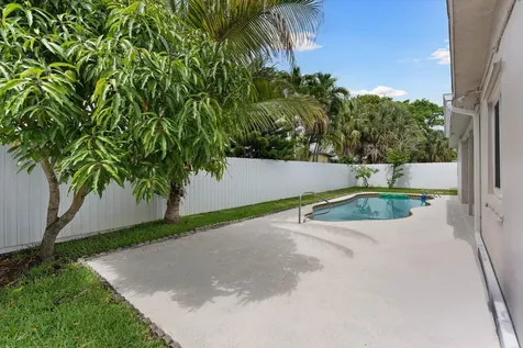 6515 SW 8th Place North Lauderdale FL 33068