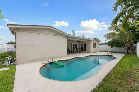 6515 SW 8th Place North Lauderdale FL 33068