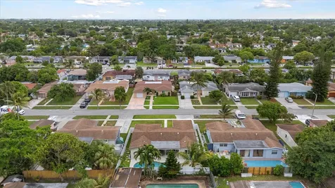 6515 SW 8th Place North Lauderdale FL 33068