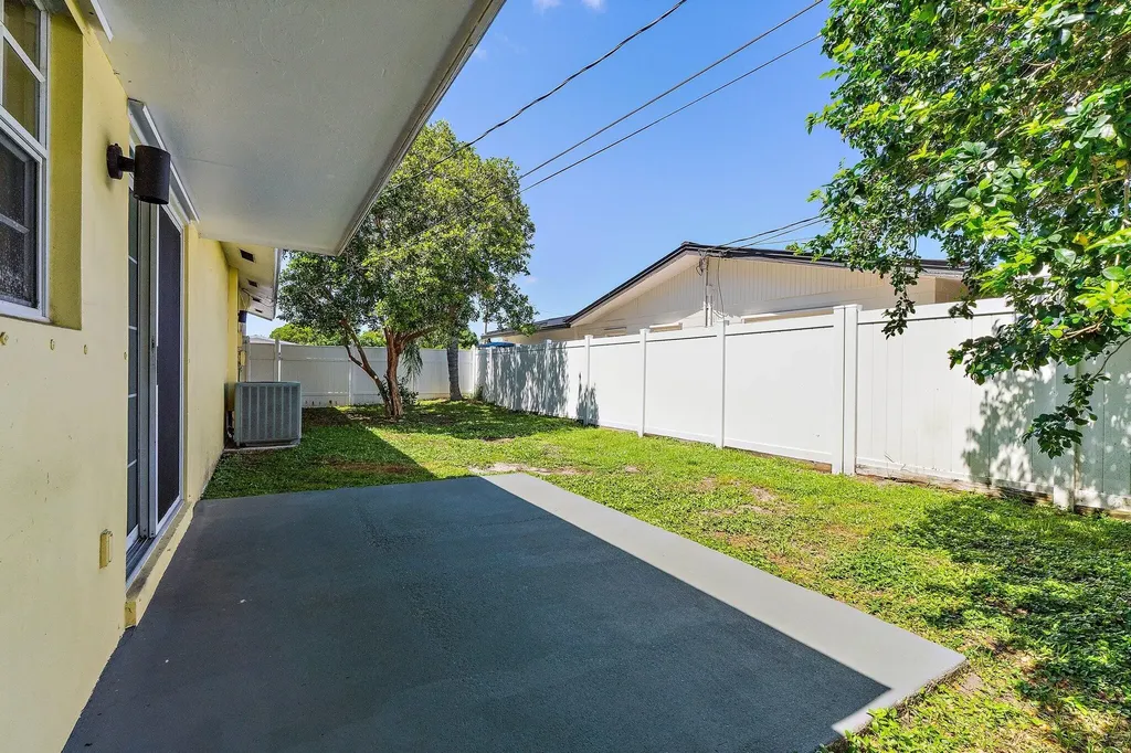 678 Riverside Drive Palm Beach Gardens FL 33410