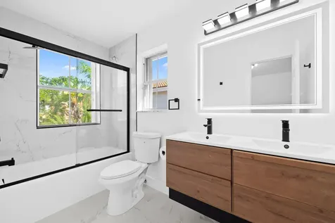 1551 Seagrape Way Hollywood FL 33019