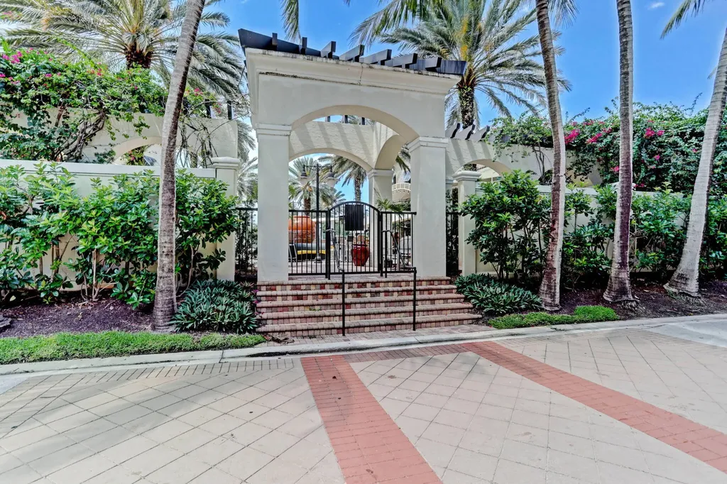 4710 E Artesa Way Way E Palm Beach Gardens FL 33418