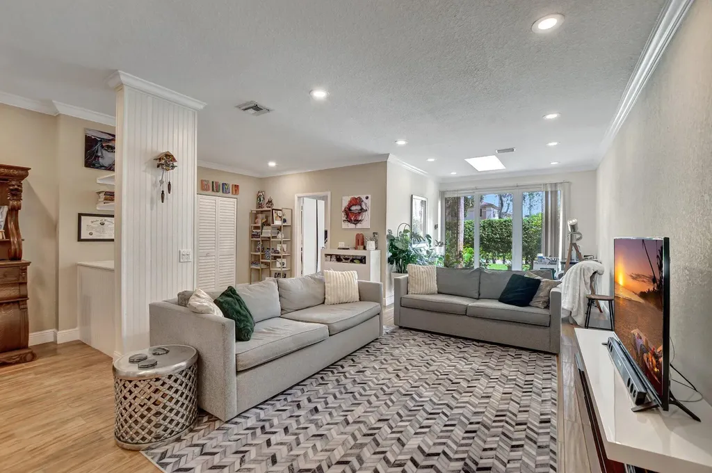 6682 Via Regina Boca Raton FL 33433