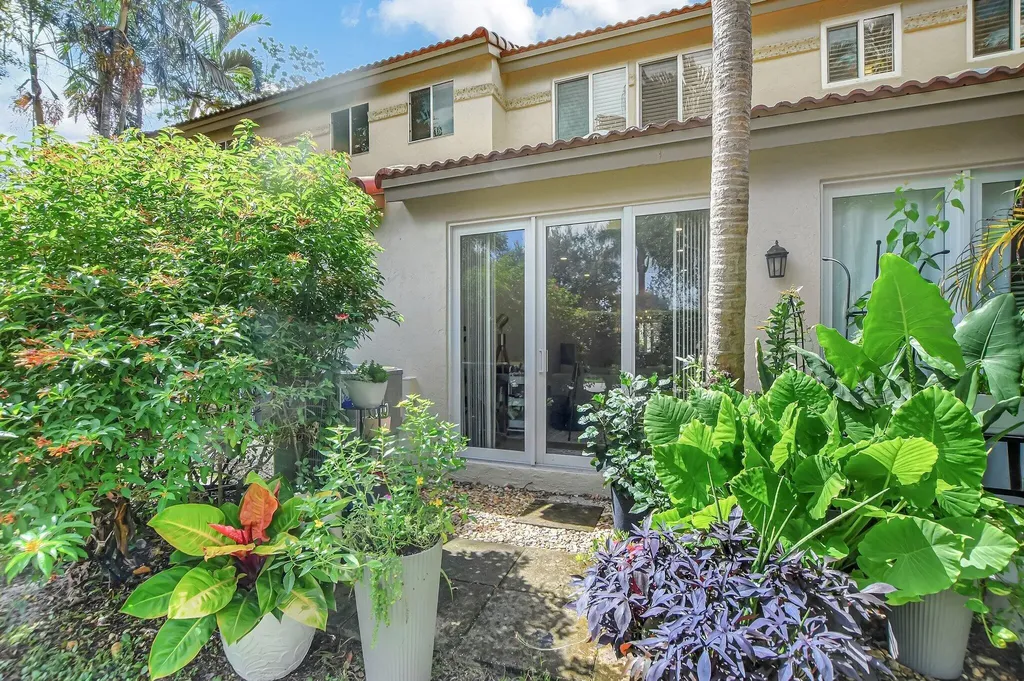 6682 Via Regina Boca Raton FL 33433