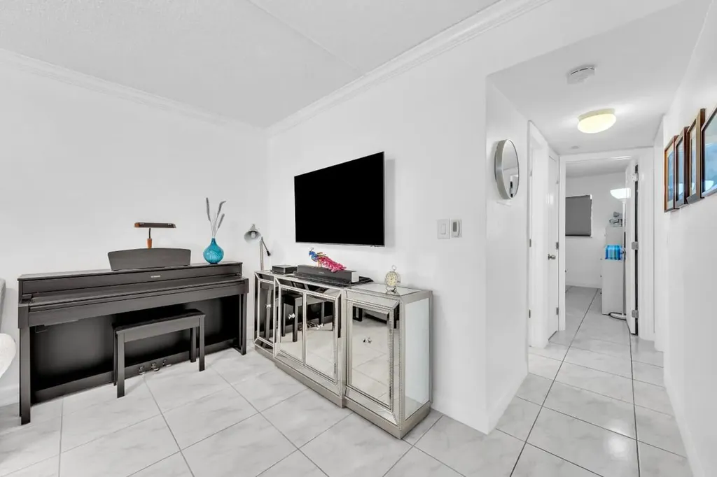 580 Egret Drive Hallandale Beach FL 33009