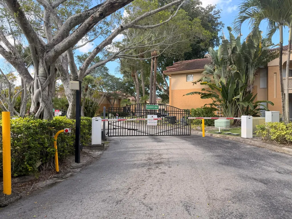 4823 Via Palm Lakes West Palm Beach FL 33417