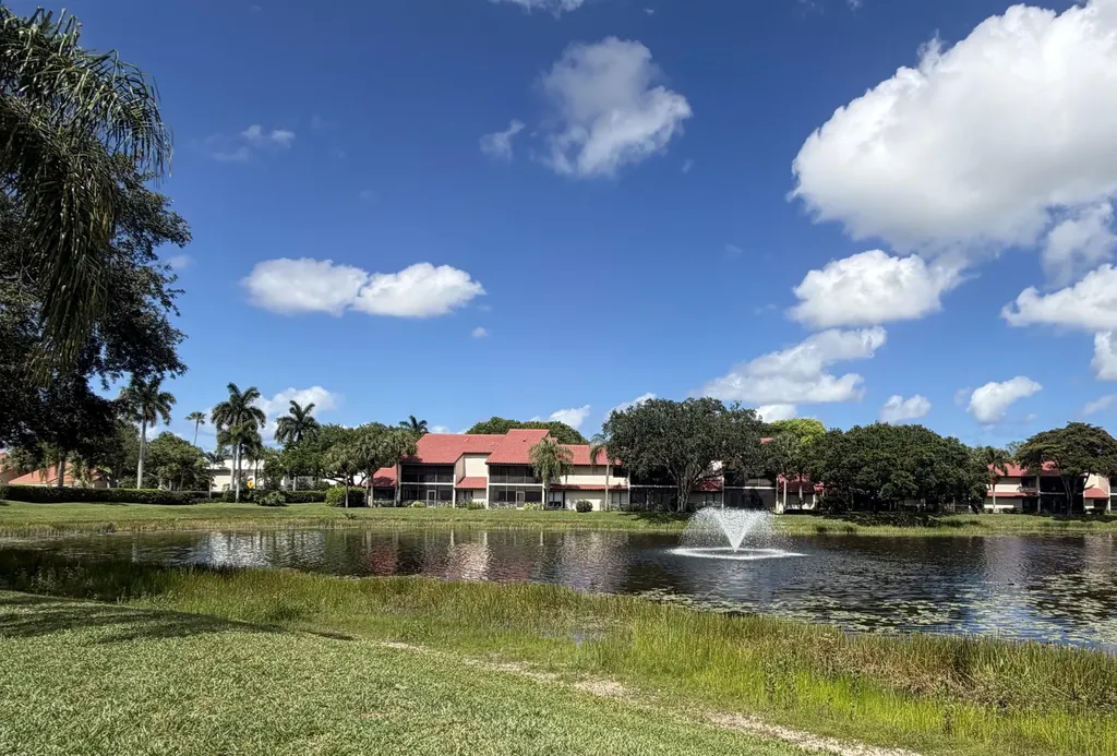 22 Lexington Lane W Palm Beach Gardens FL 33418
