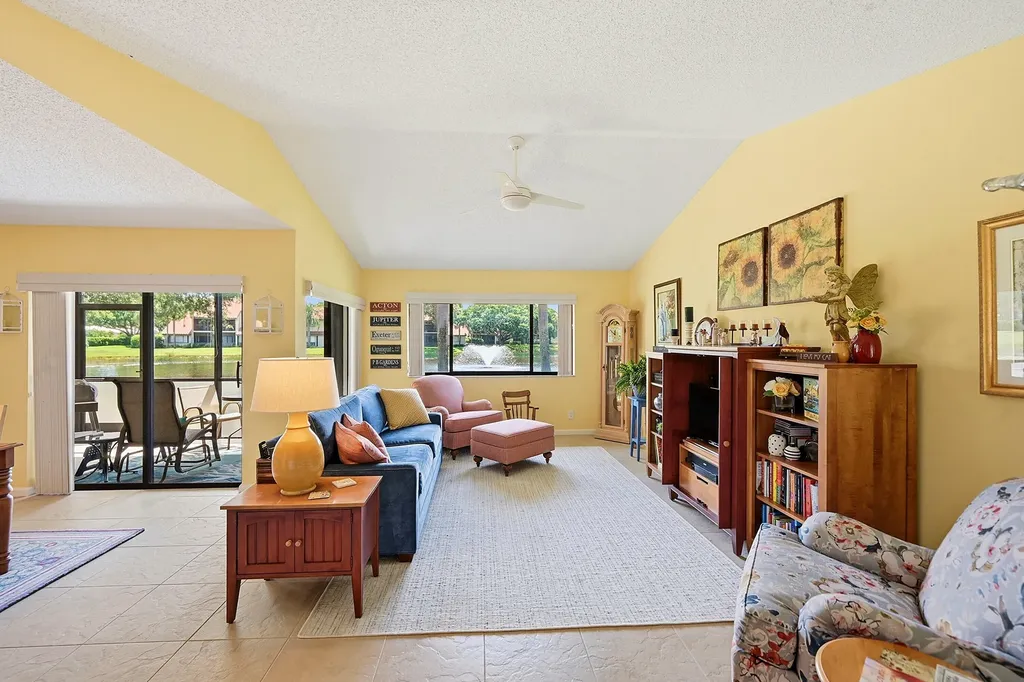 22 Lexington Lane W Palm Beach Gardens FL 33418