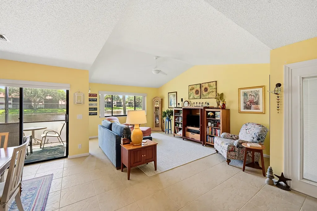 22 Lexington Lane W Palm Beach Gardens FL 33418
