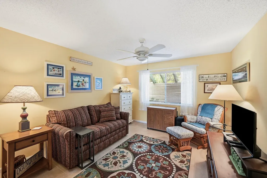 22 Lexington Lane W Palm Beach Gardens FL 33418