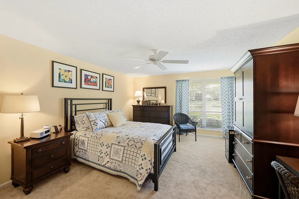 22 Lexington Lane W Palm Beach Gardens FL 33418