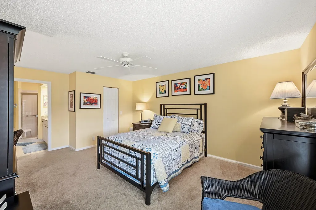 22 Lexington Lane W Palm Beach Gardens FL 33418