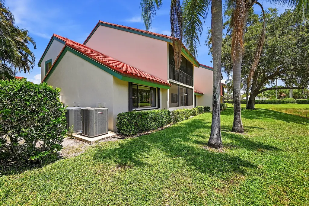 22 Lexington Lane W Palm Beach Gardens FL 33418