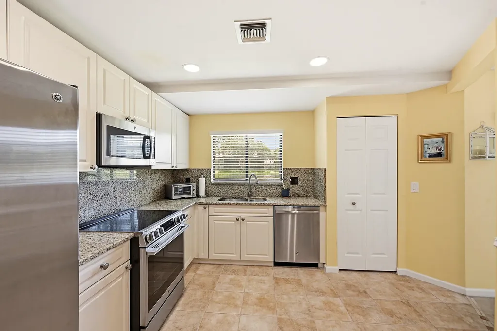 22 Lexington Lane W Palm Beach Gardens FL 33418