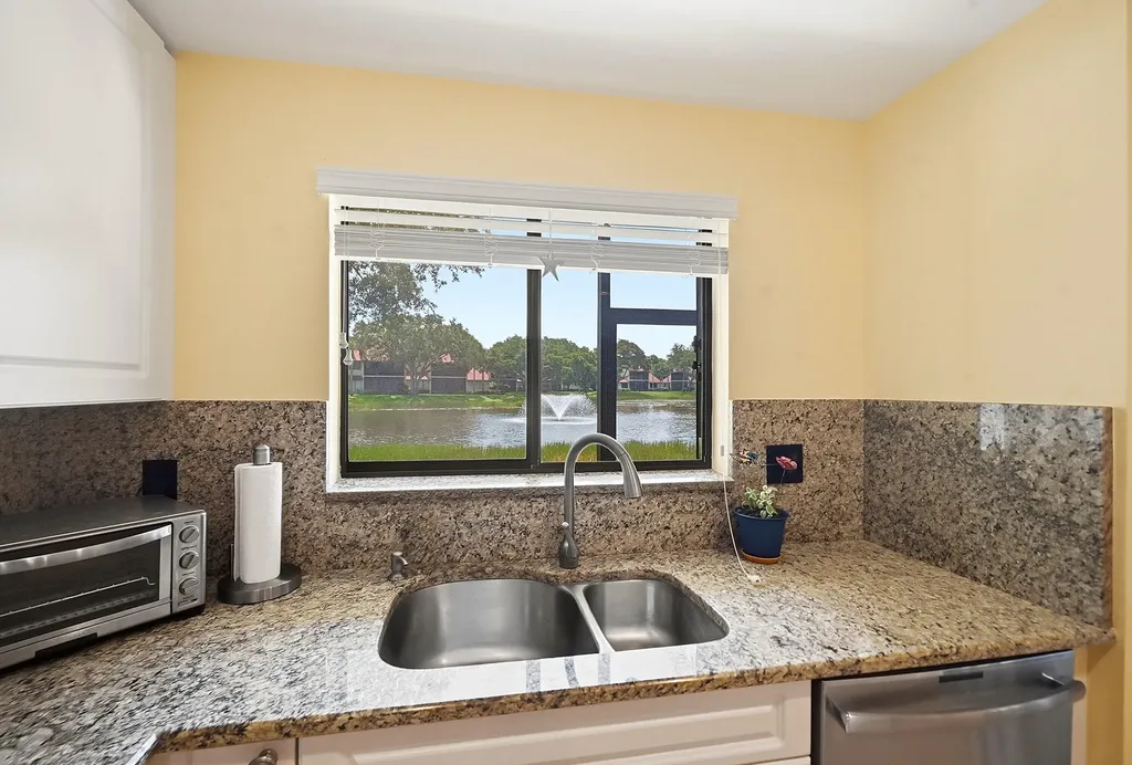 22 Lexington Lane W Palm Beach Gardens FL 33418
