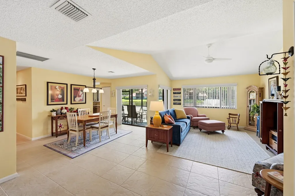 22 Lexington Lane W Palm Beach Gardens FL 33418
