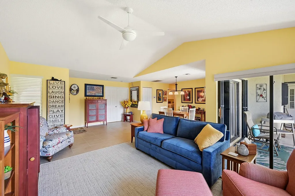 22 Lexington Lane W Palm Beach Gardens FL 33418