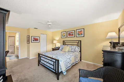22 Lexington Lane W Palm Beach Gardens FL 33418