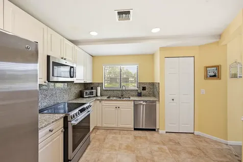 22 Lexington Lane W Palm Beach Gardens FL 33418