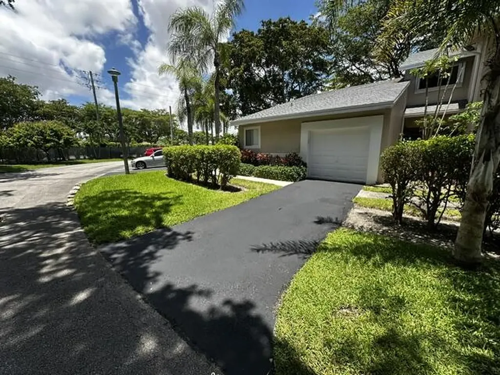 2173 Discovery Circle W Deerfield Beach FL 33442