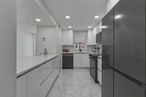 9523 N Hollybrook Lake Drive Pembroke Pines FL 33025