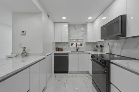 9523 N Hollybrook Lake Drive Pembroke Pines FL 33025