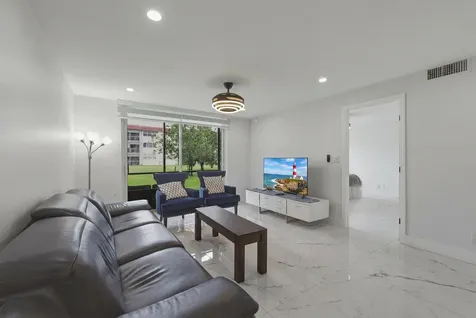 9523 N Hollybrook Lake Drive Pembroke Pines FL 33025