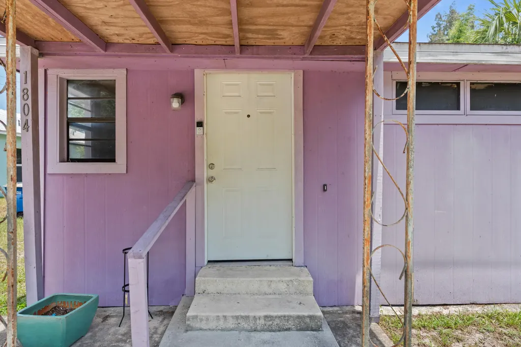 1804 S 30th S Fort Pierce FL 34947