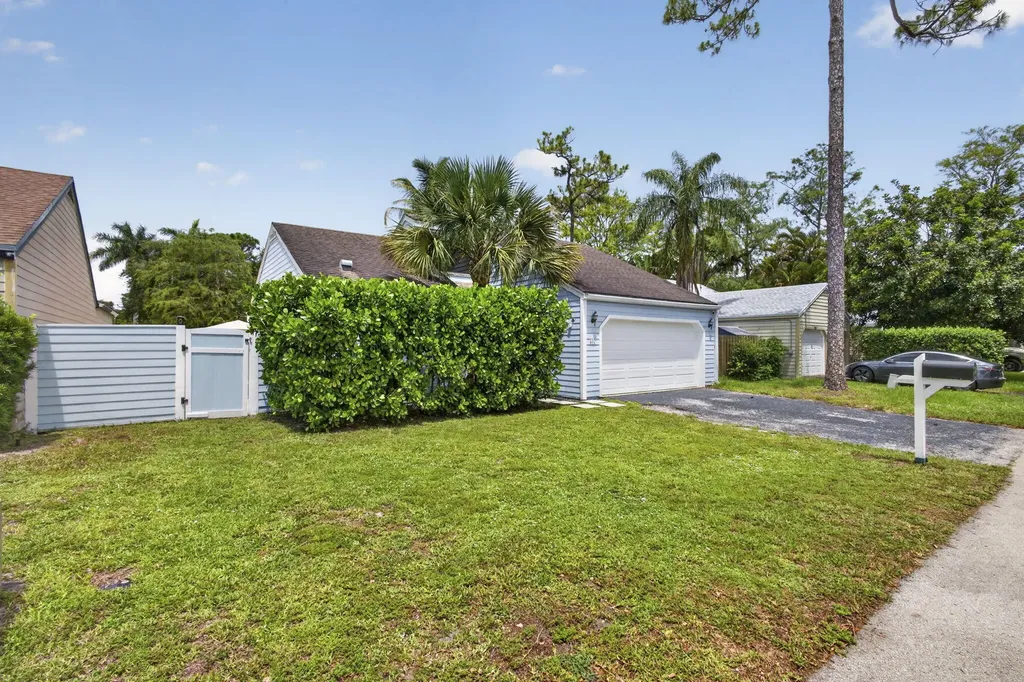 537 Goldenwood Way Wellington FL 33414
