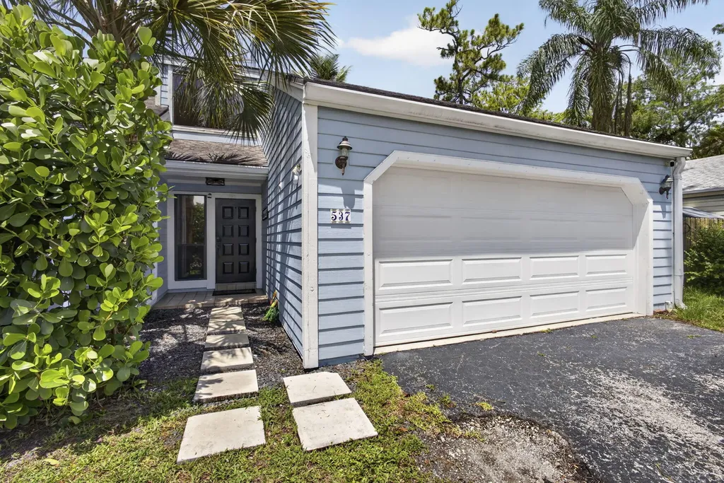 537 Goldenwood Way Wellington FL 33414