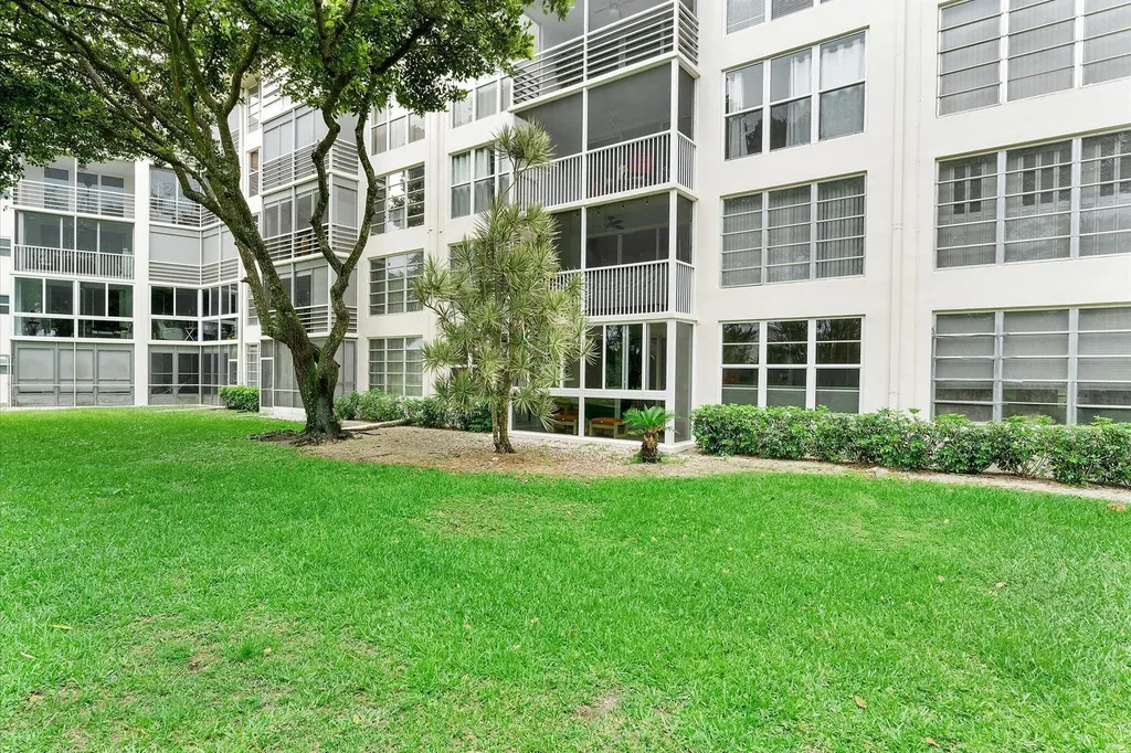 3900 Oaks Clubhouse Drive Pompano Beach FL 33069