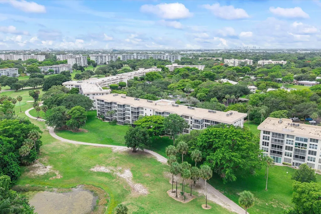 3900 Oaks Clubhouse Drive Pompano Beach FL 33069