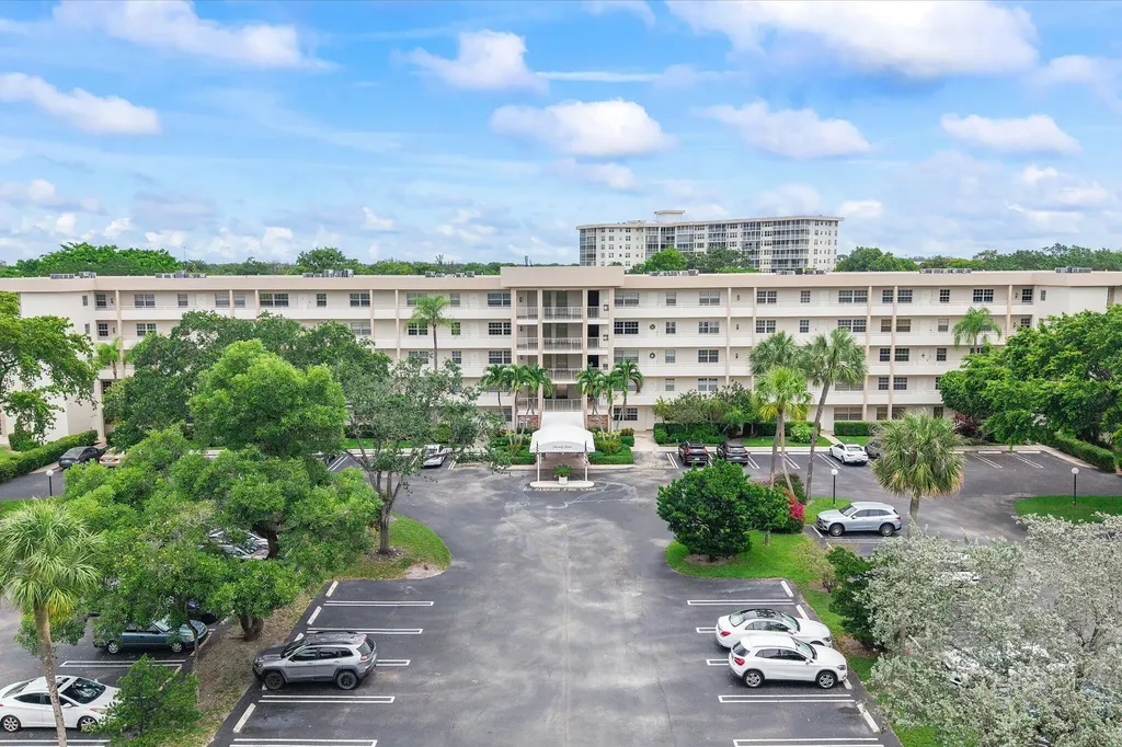 3900 Oaks Clubhouse Drive Pompano Beach FL 33069