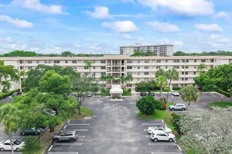 3900 Oaks Clubhouse Drive Pompano Beach FL 33069