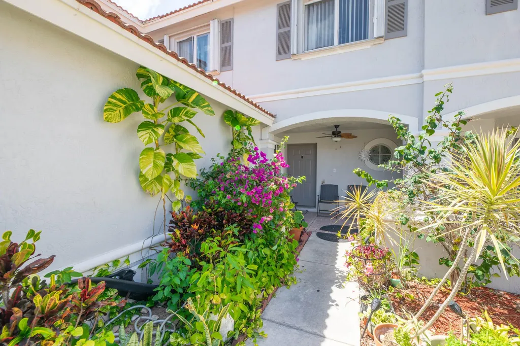 7118 Hawks Nest Terrace Riviera Beach FL 33407